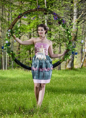 ko-zauber-dirndl-couture-hirsch-roses-2